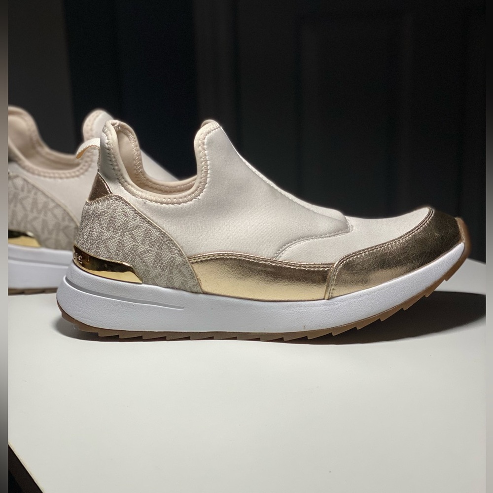 Michael Kors Shoes like new size 8
Slide on trainers